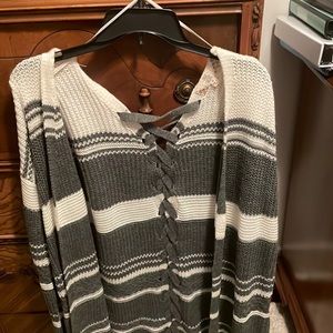 Jacket sweater with braid detail down the back, grey abs white